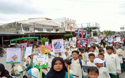 MIS Insan Robbani Bersama Lembaga Pendidikan Islam se-Kota Waingapu Meriahkan Pawai Tarhib Ramadhan 1445 H